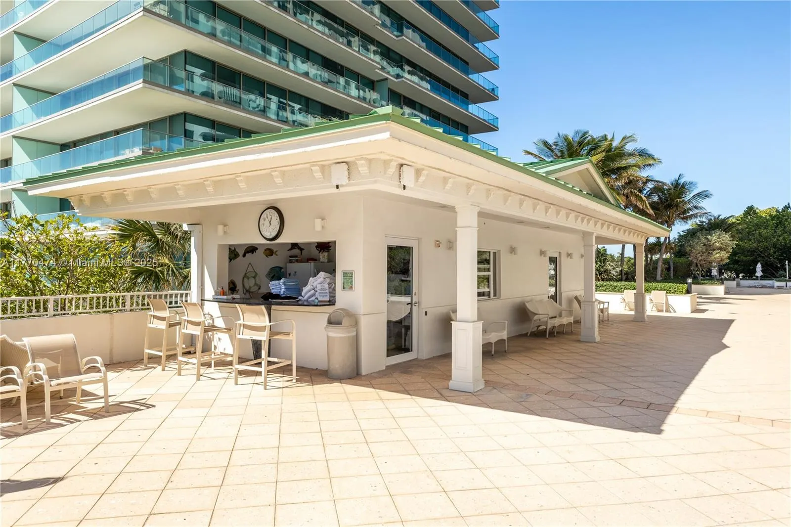 10205 Collins Ave, #906