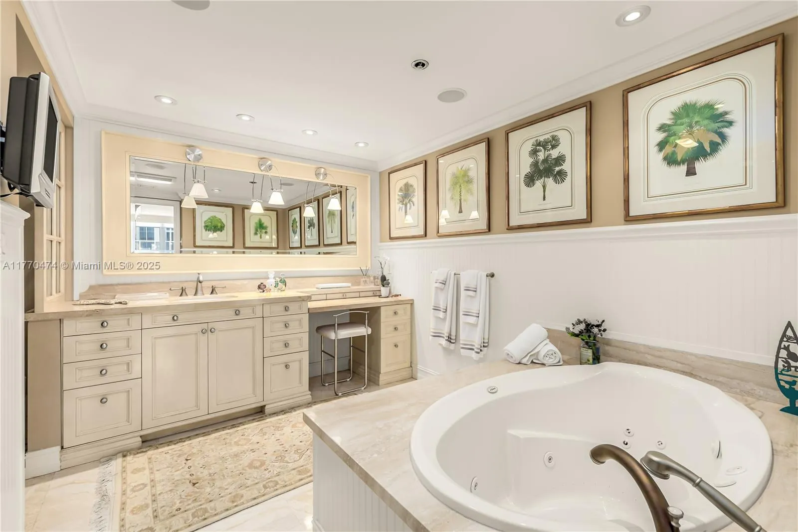10205 Collins Ave, #906