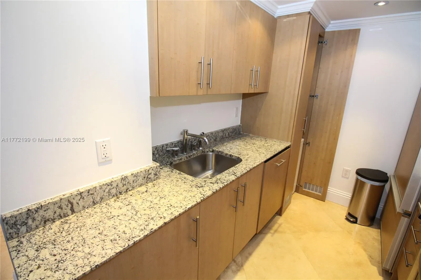10275 Collins Ave, #833