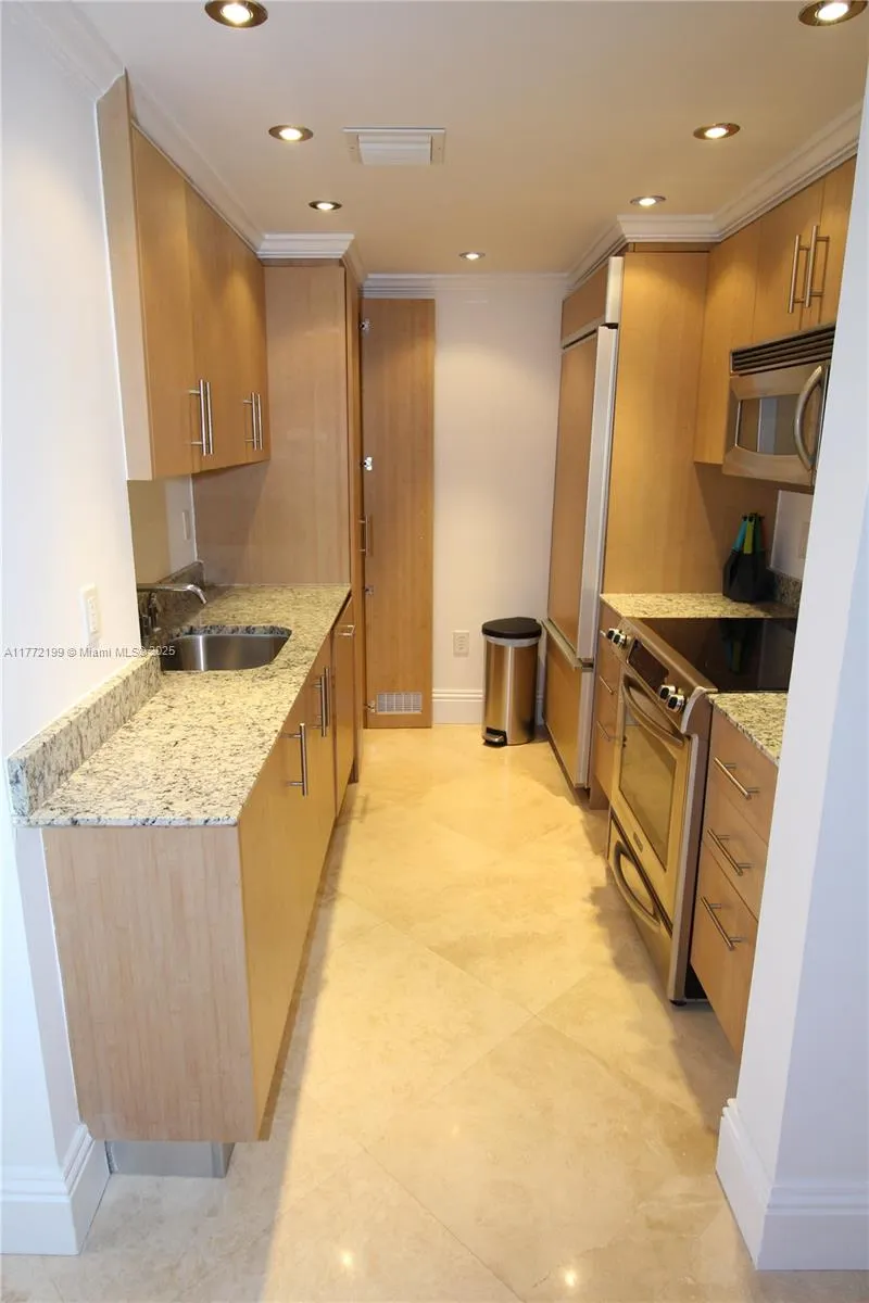 10275 Collins Ave, #833