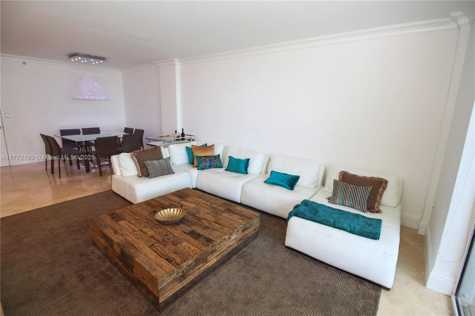 10275 Collins Ave, #833