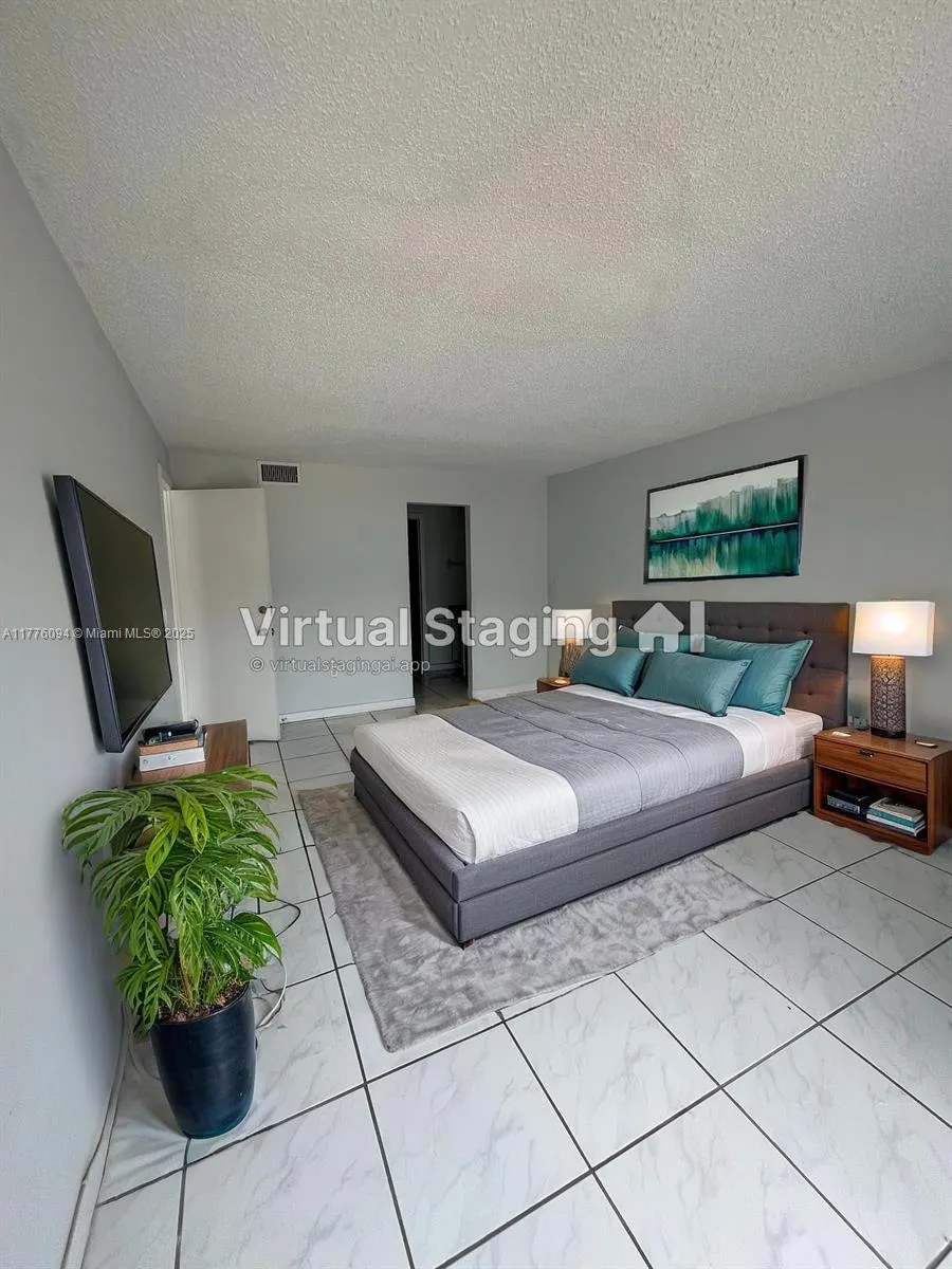 9124 Collins Ave, #304