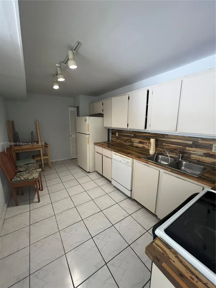 9124 Collins Ave, #304