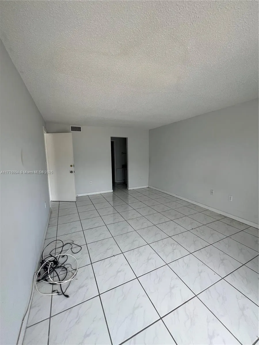 9124 Collins Ave, #304