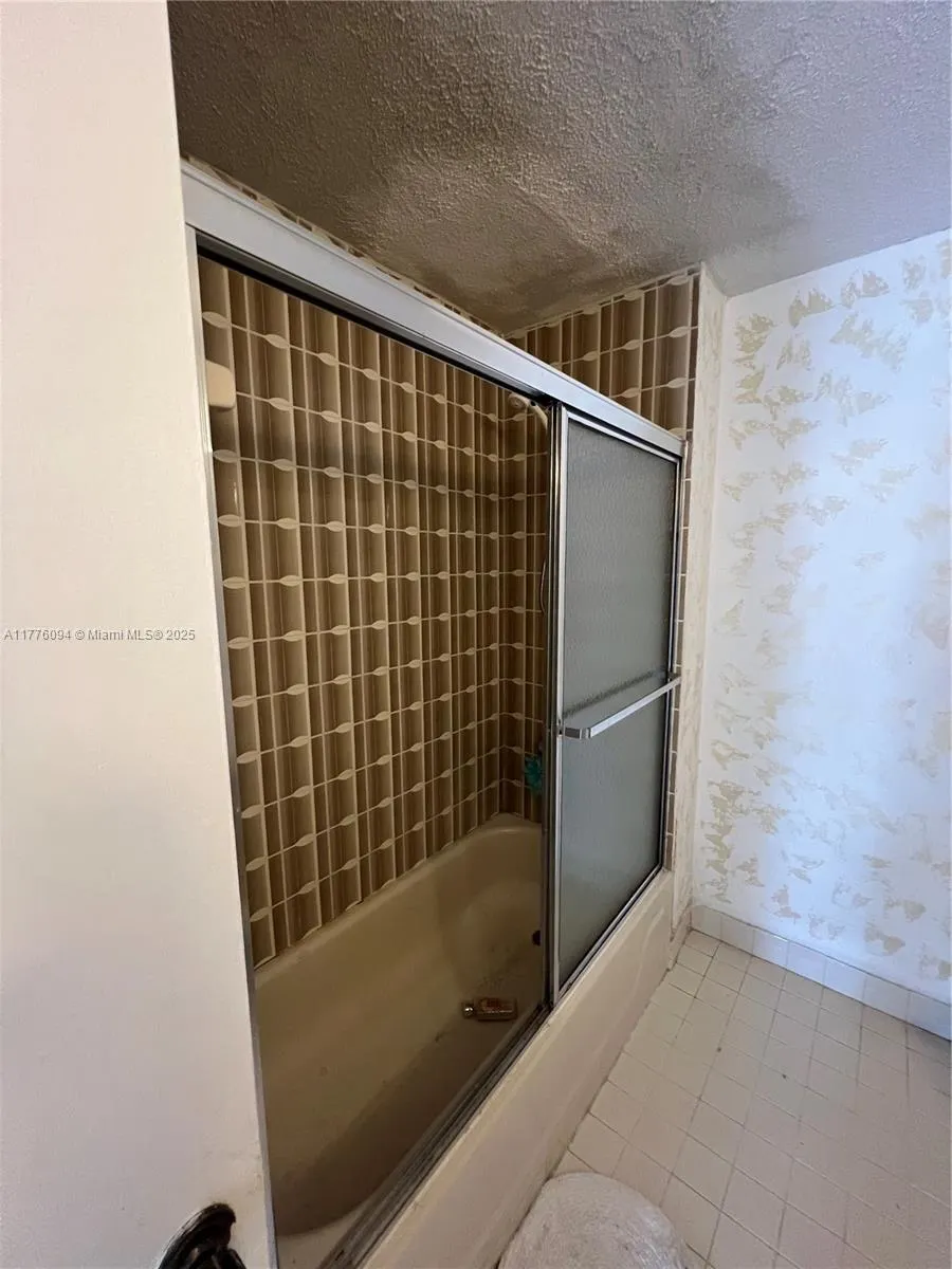 9124 Collins Ave, #304