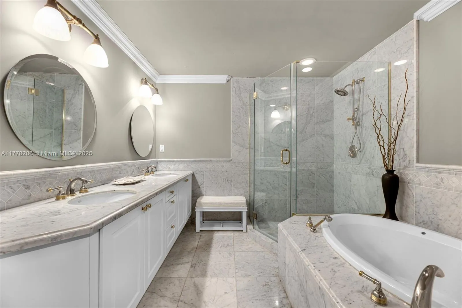 10225 Collins Ave, #2004