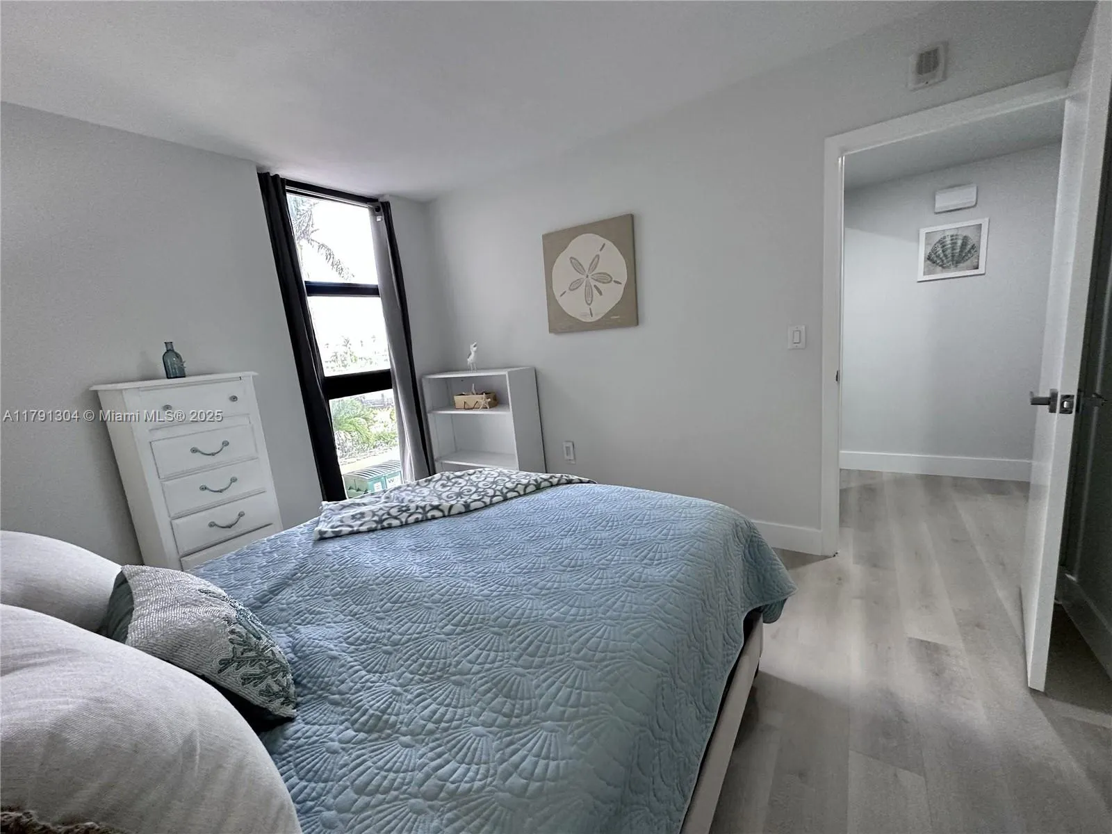 180 Seaview Court, #200