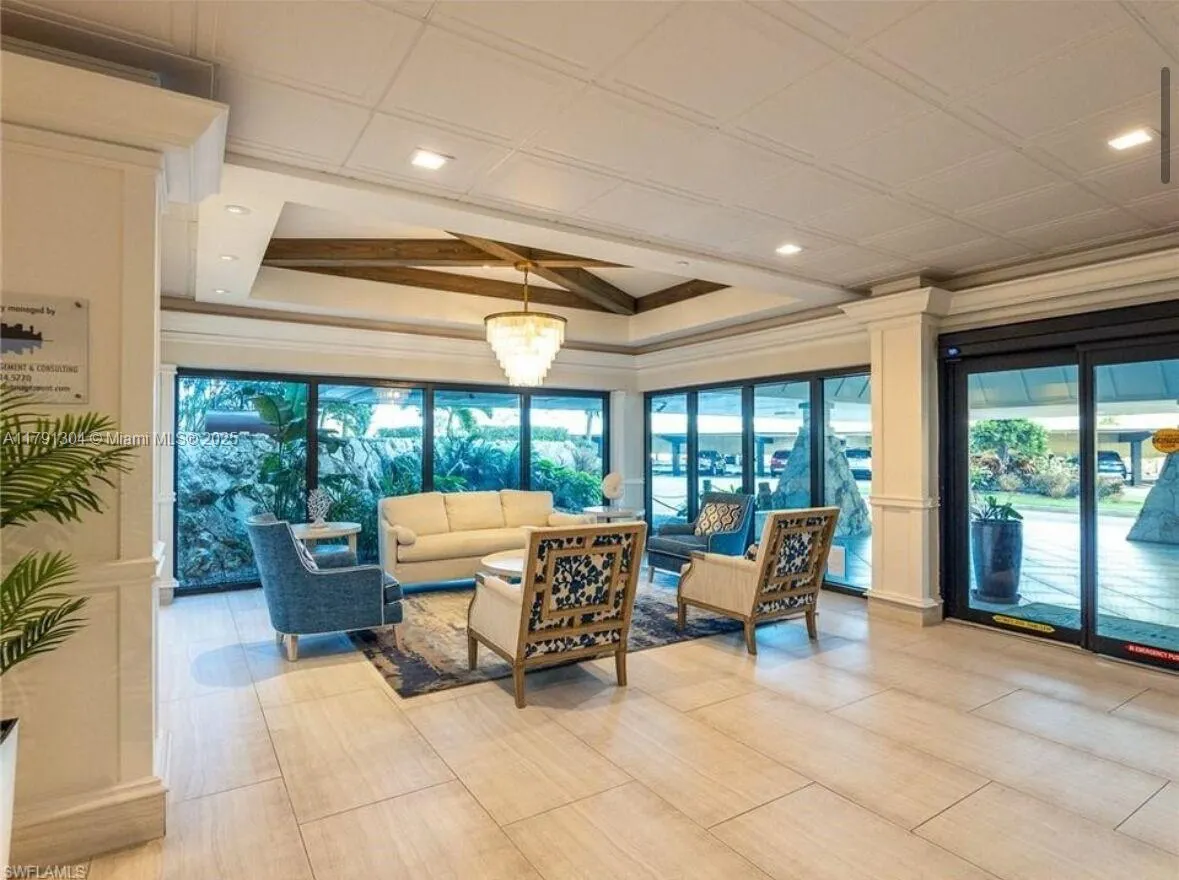 180 Seaview Court, #200