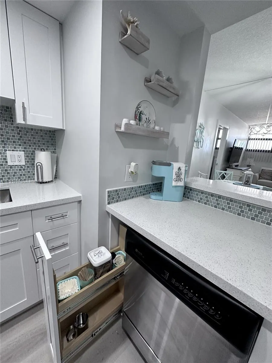 180 Seaview Court, #200