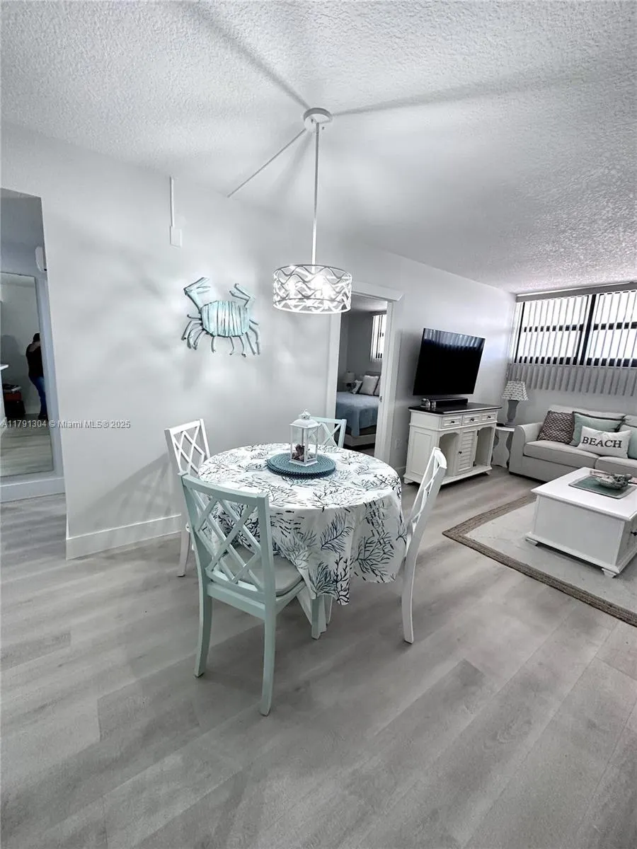 180 Seaview Court, #200