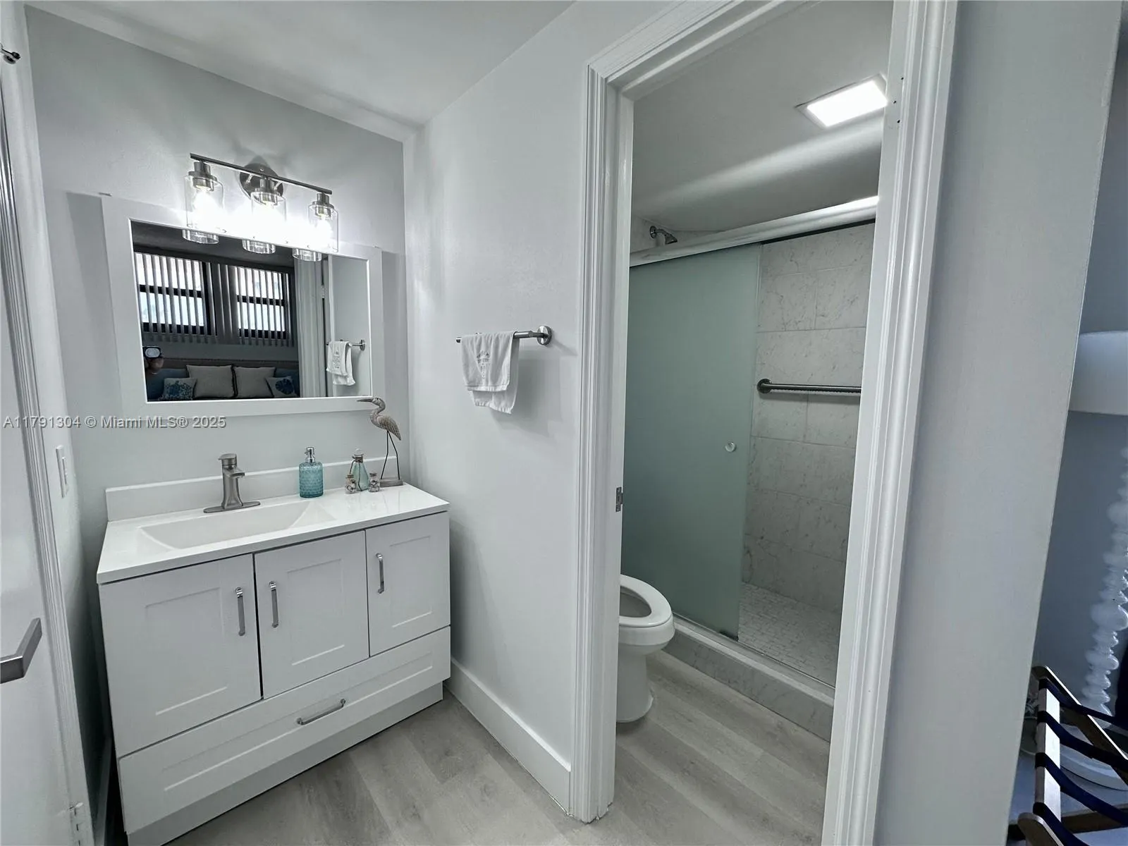 180 Seaview Court, #200