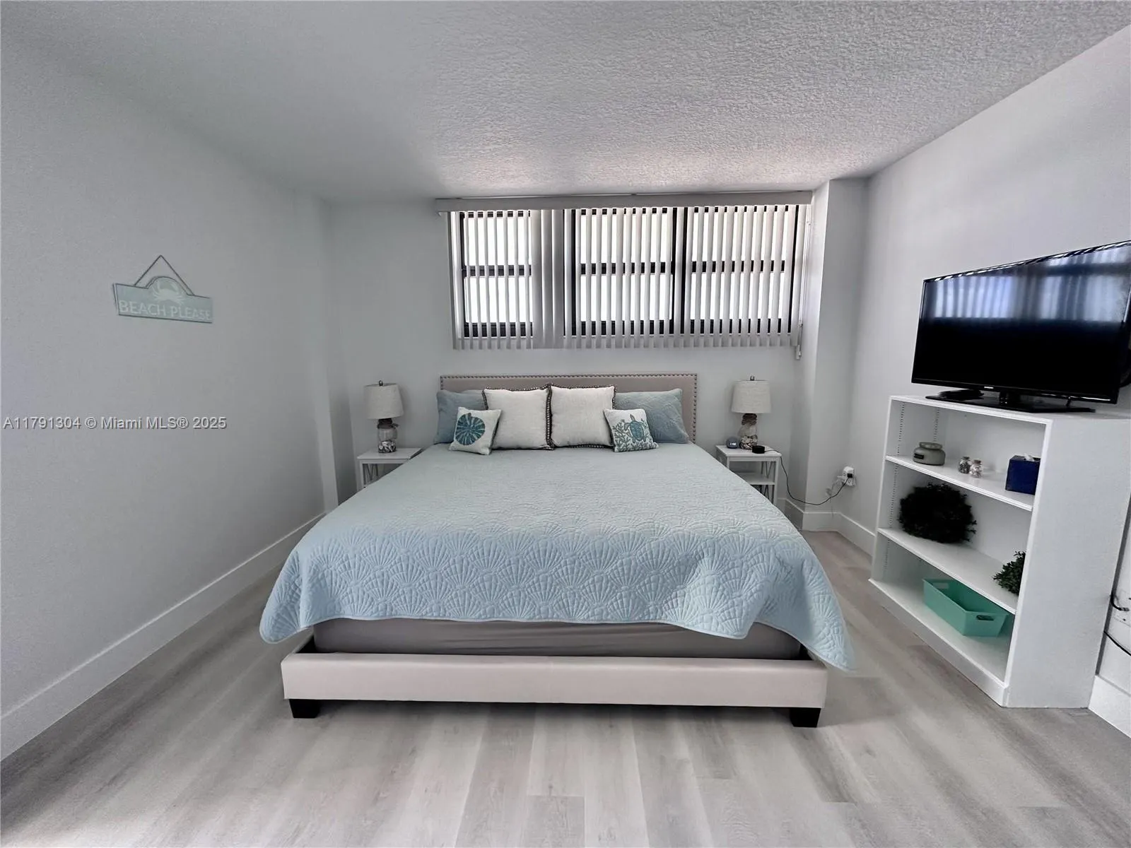 180 Seaview Court, #200