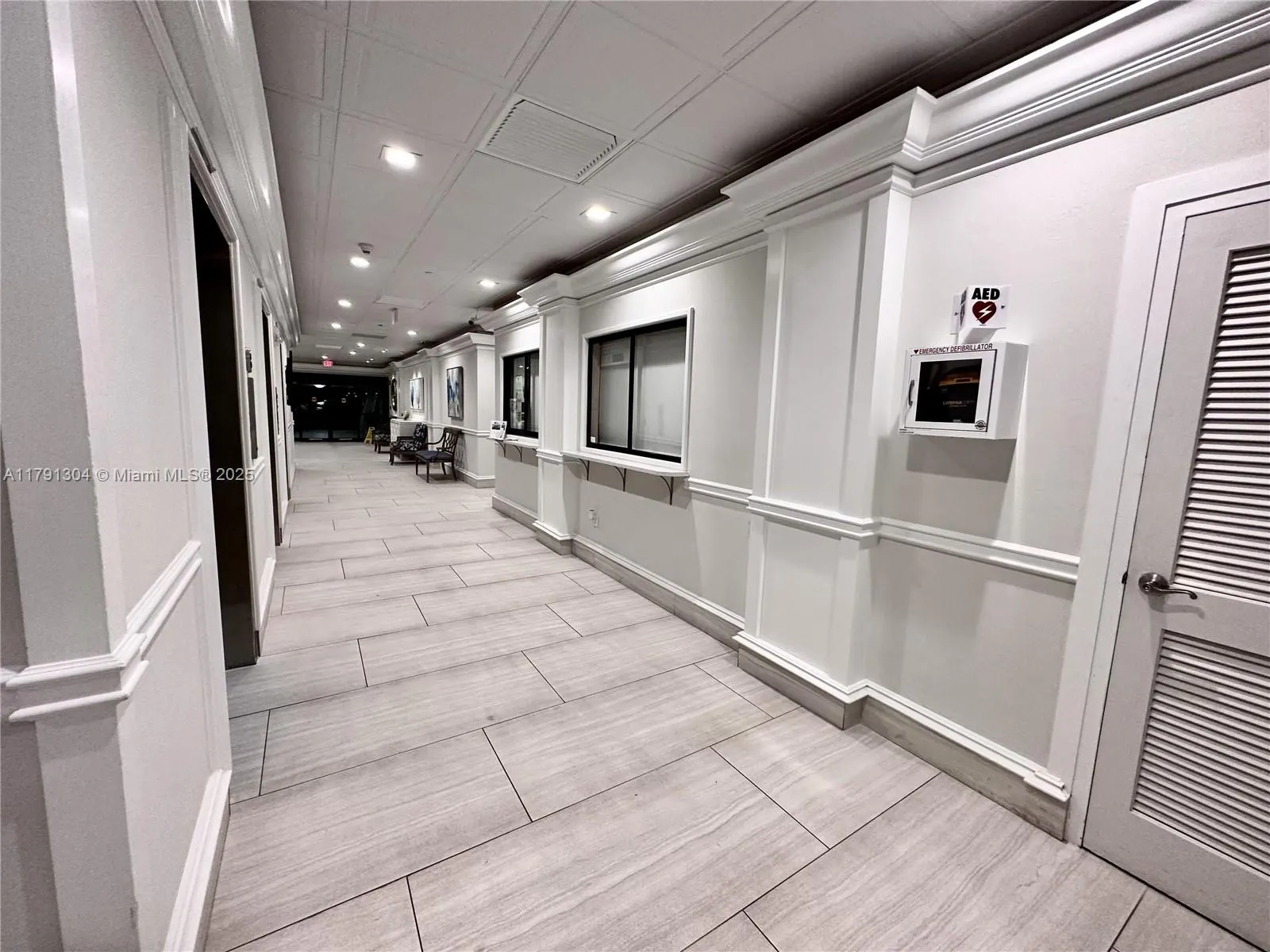 180 Seaview Court, #200