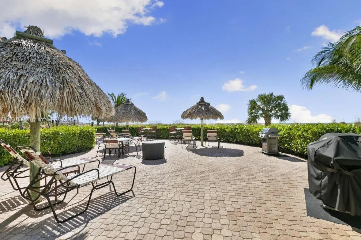 180 Seaview Court, #200