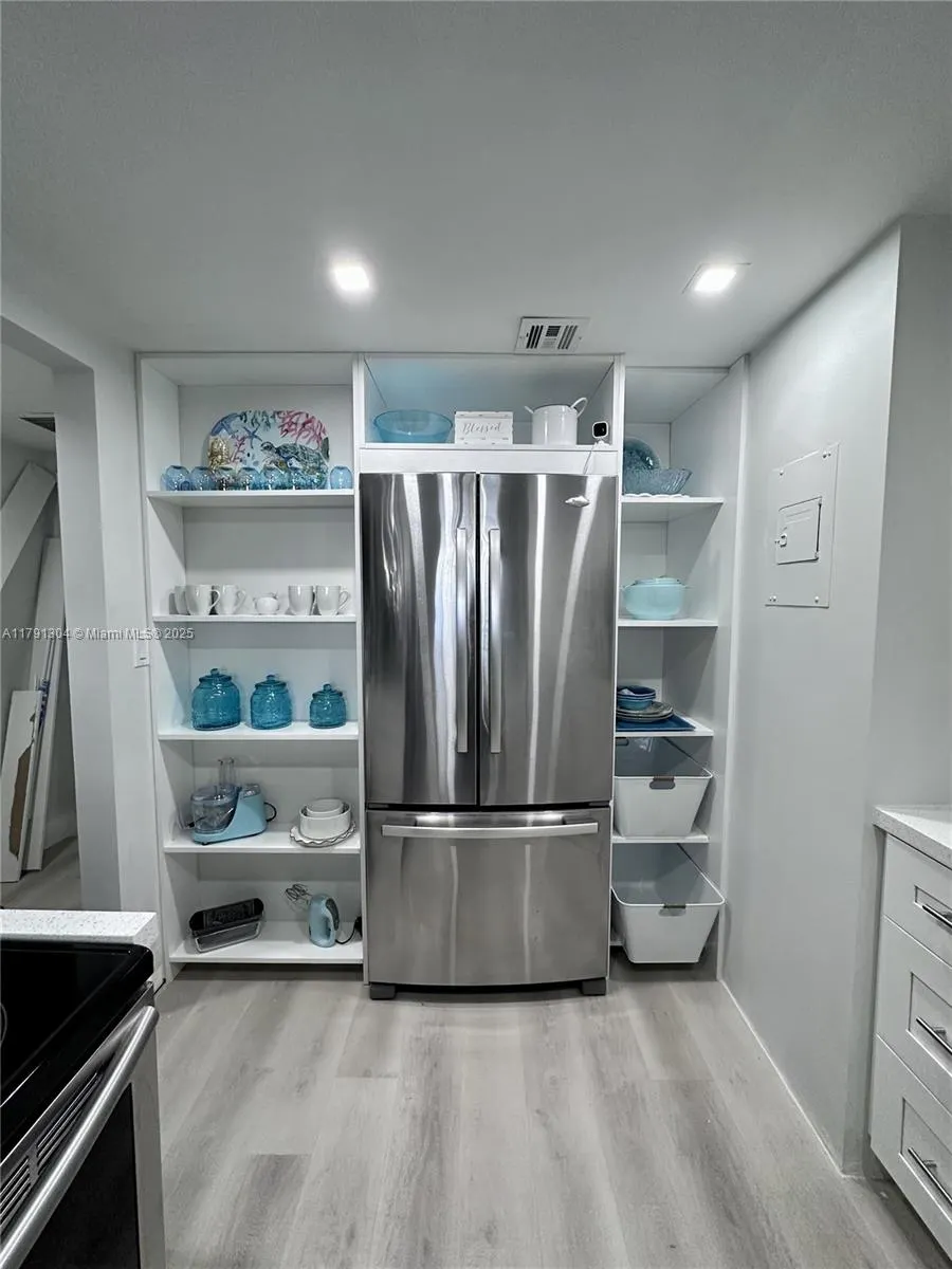 180 Seaview Court, #200