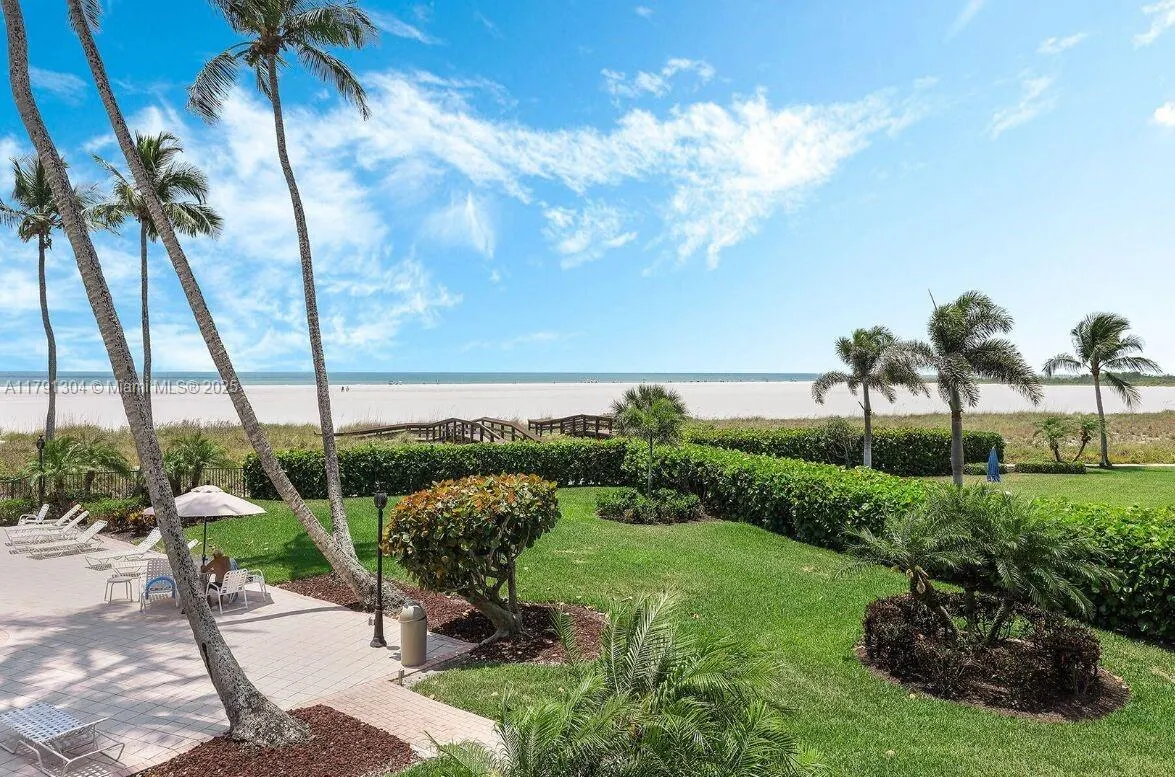 180 Seaview Court, #200