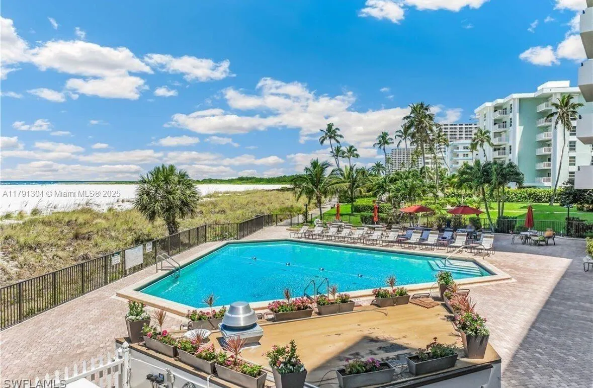 180 Seaview Court, #200