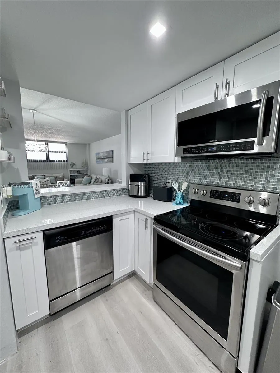 180 Seaview Court, #200