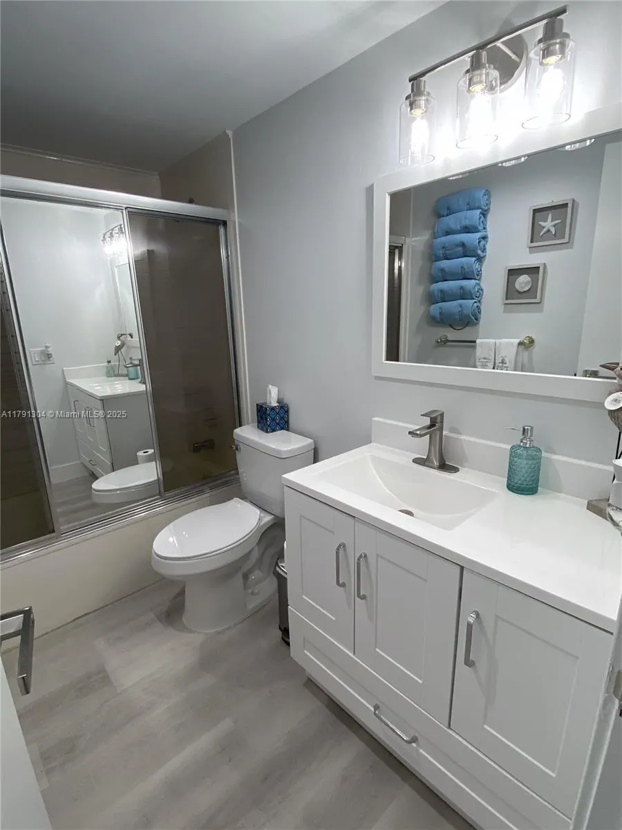 180 Seaview Court, #200