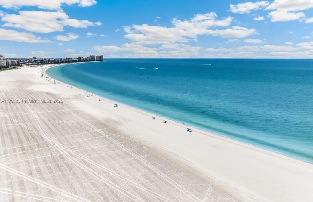 180 Seaview Court, #200