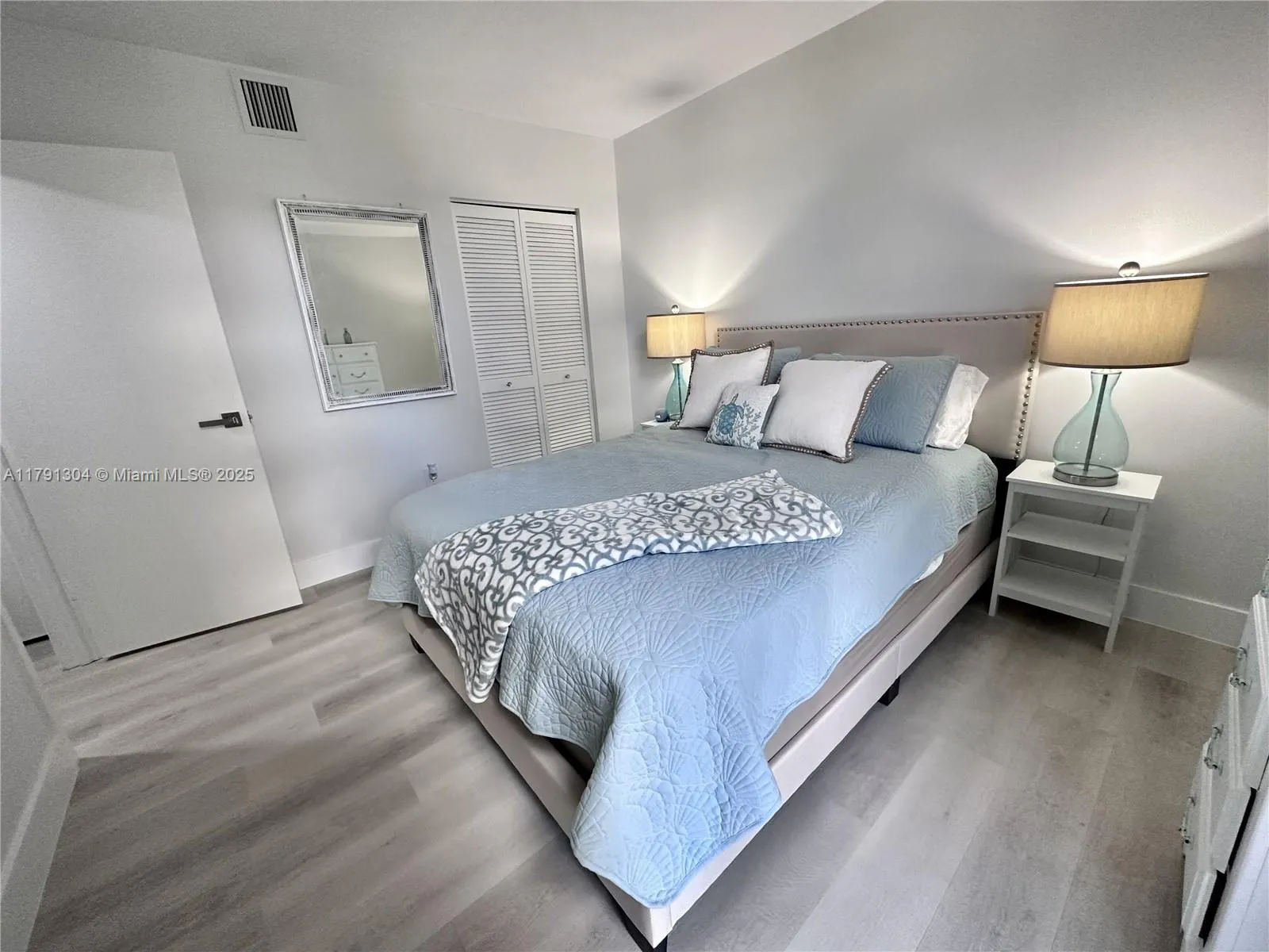 180 Seaview Court, #200