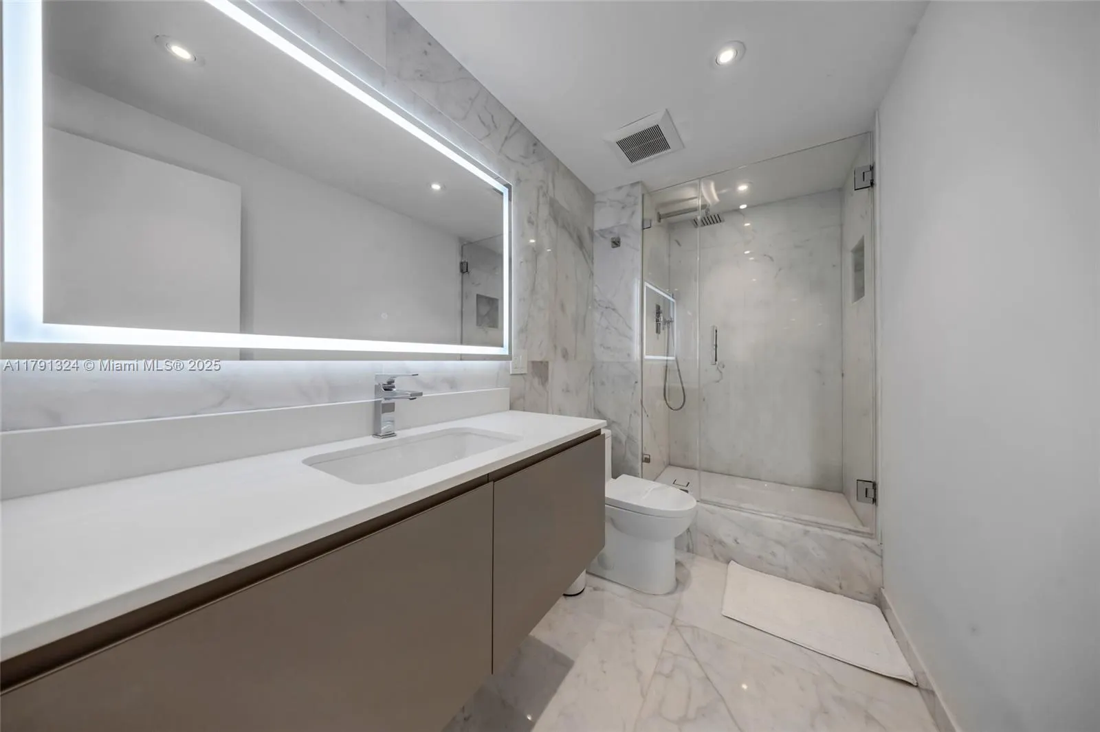 9801 Collins Ave, #17R