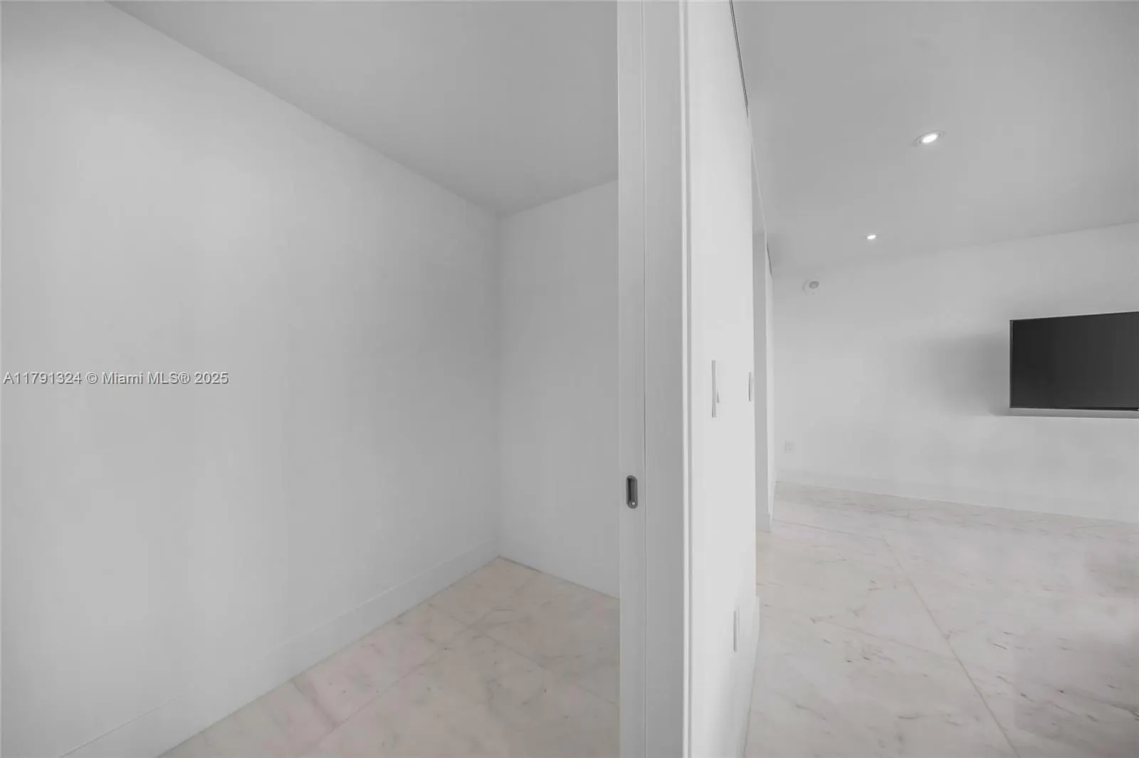 9801 Collins Ave, #17R