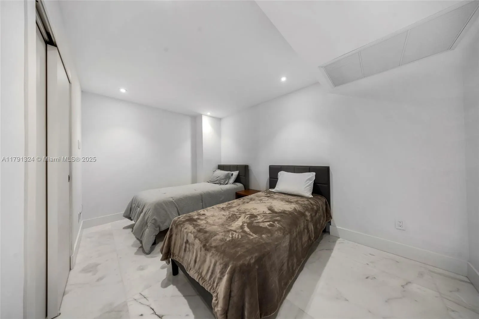 9801 Collins Ave, #17R
