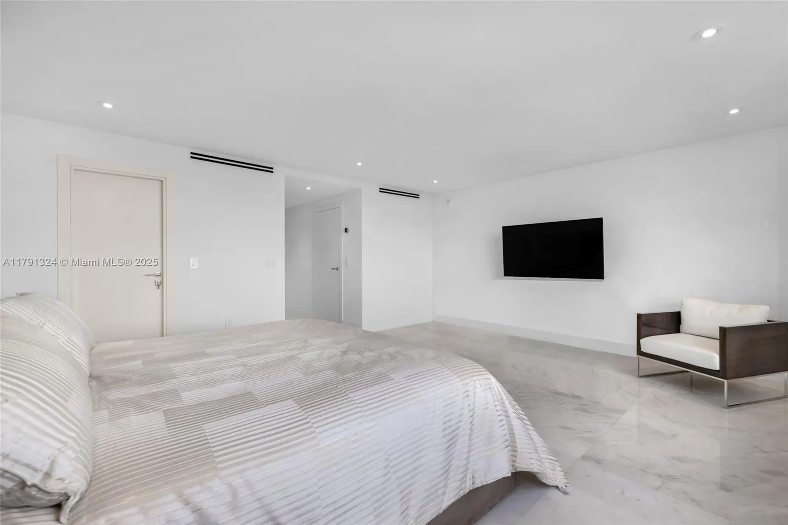 9801 Collins Ave, #17R