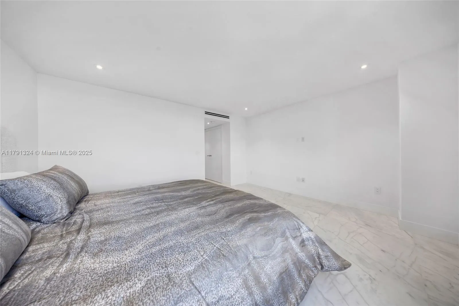 9801 Collins Ave, #17R