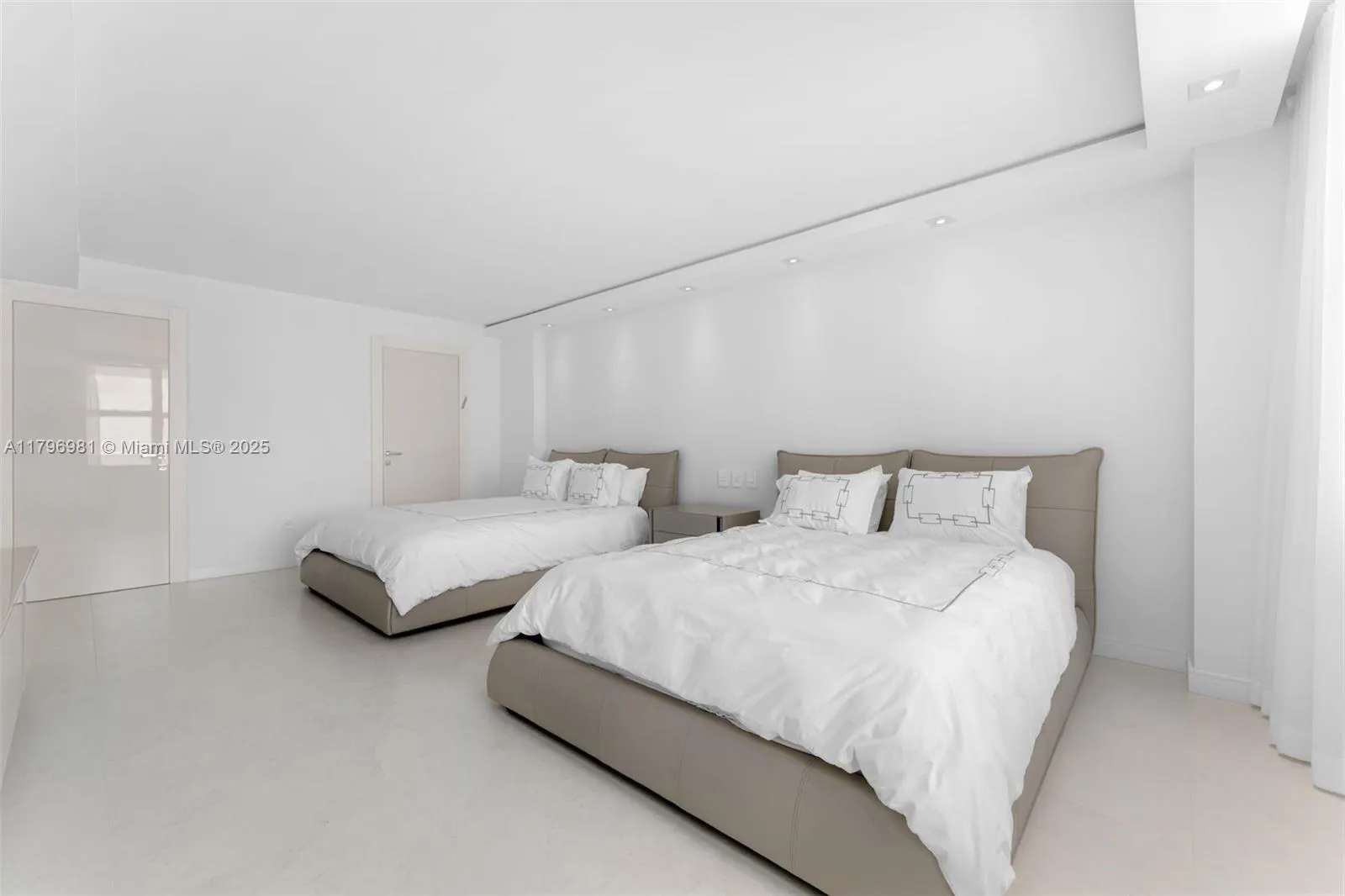 9801 Collins Ave, #17P