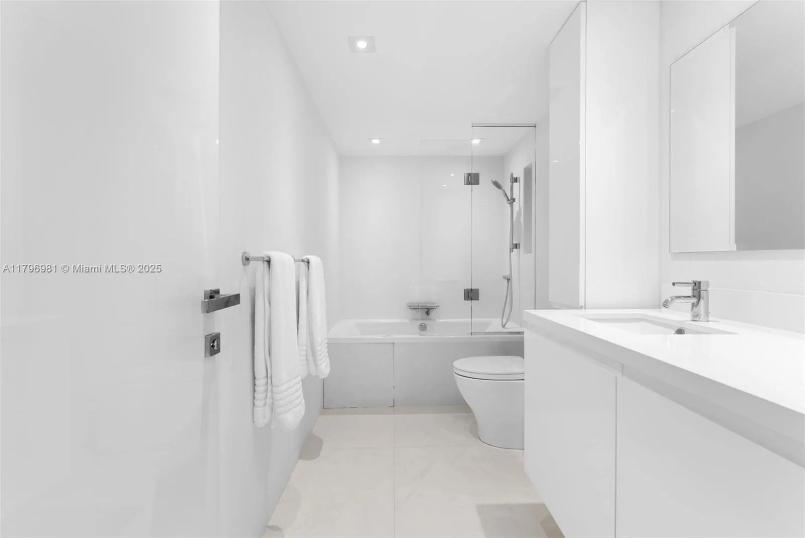 9801 Collins Ave, #17P