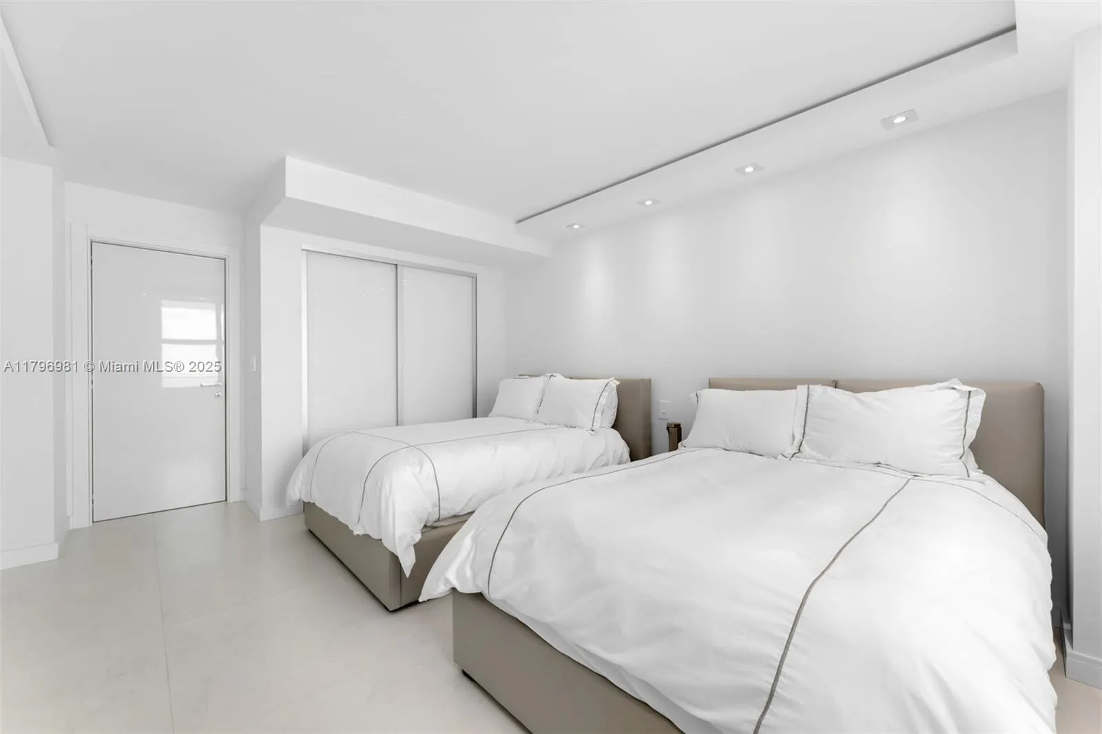 9801 Collins Ave, #17P