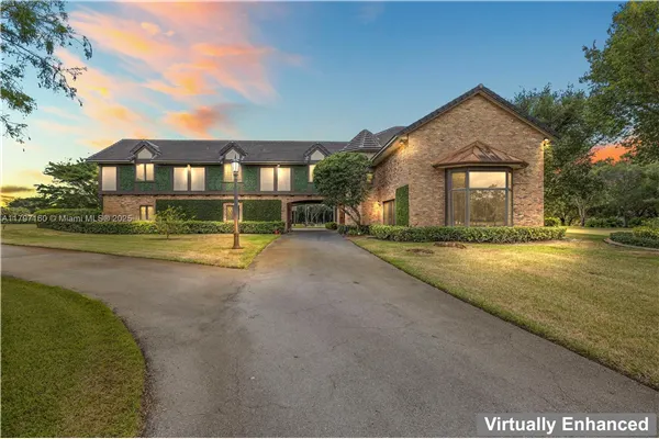 8700 Surrey Ln