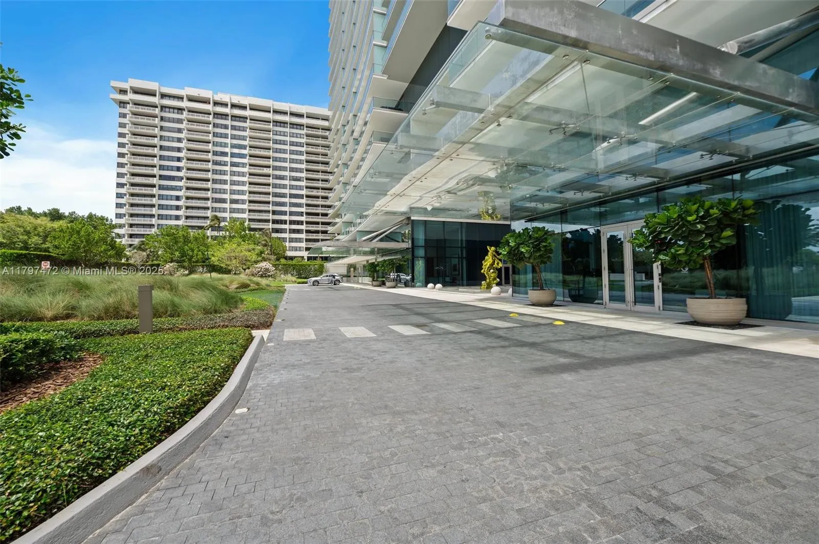 10201 Collins Ave, #303