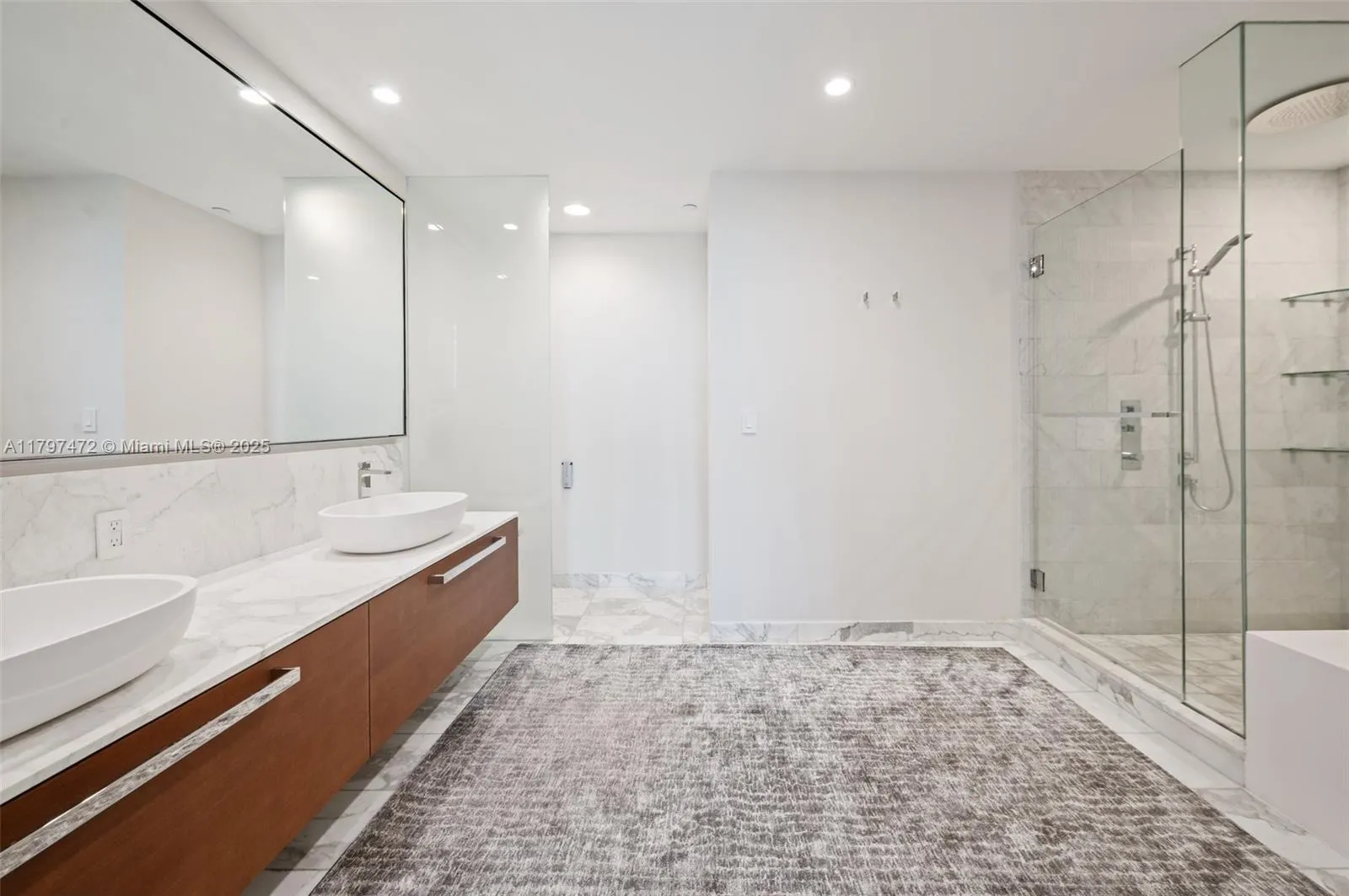 10201 Collins Ave, #303
