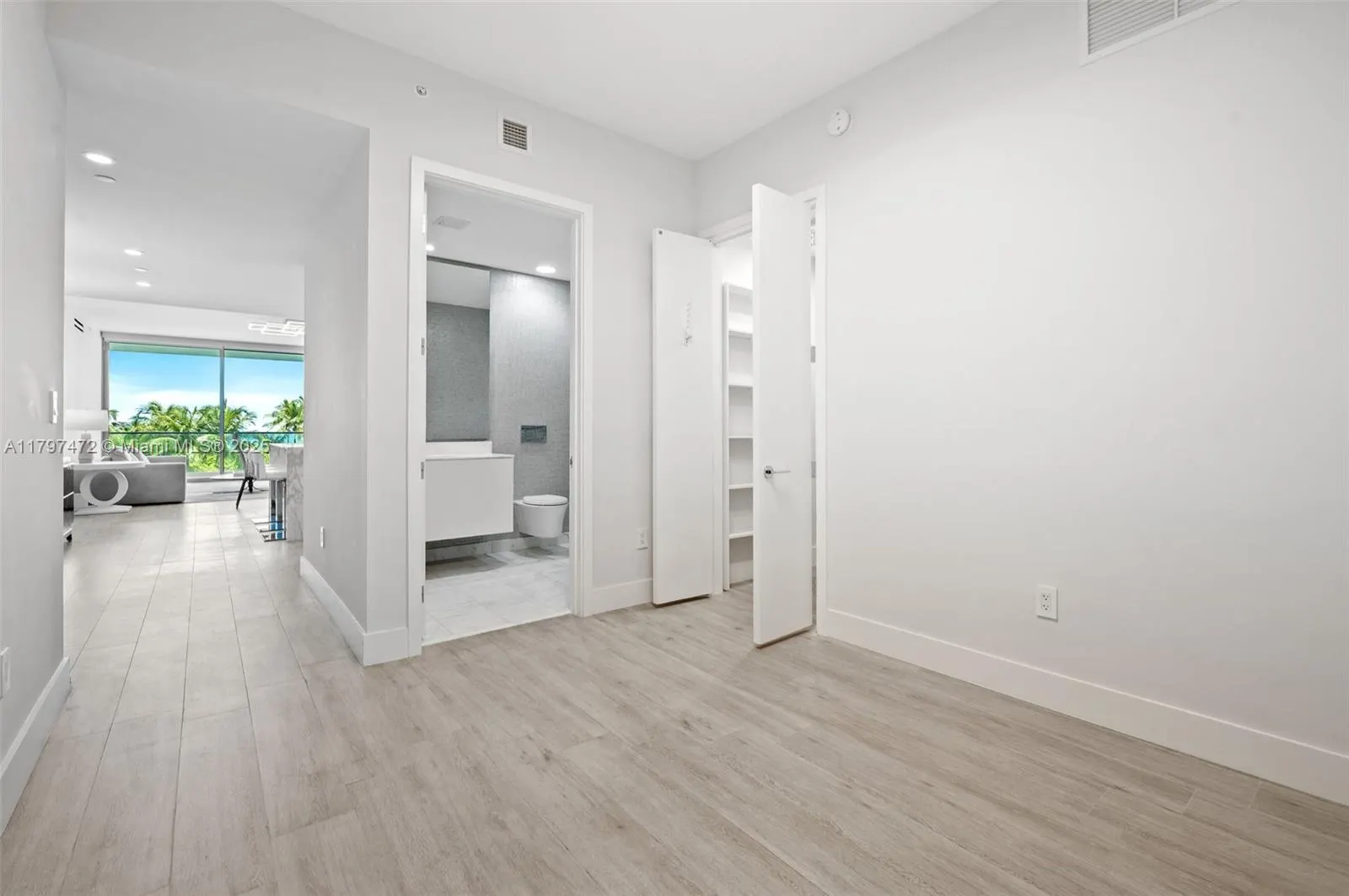 10201 Collins Ave, #303