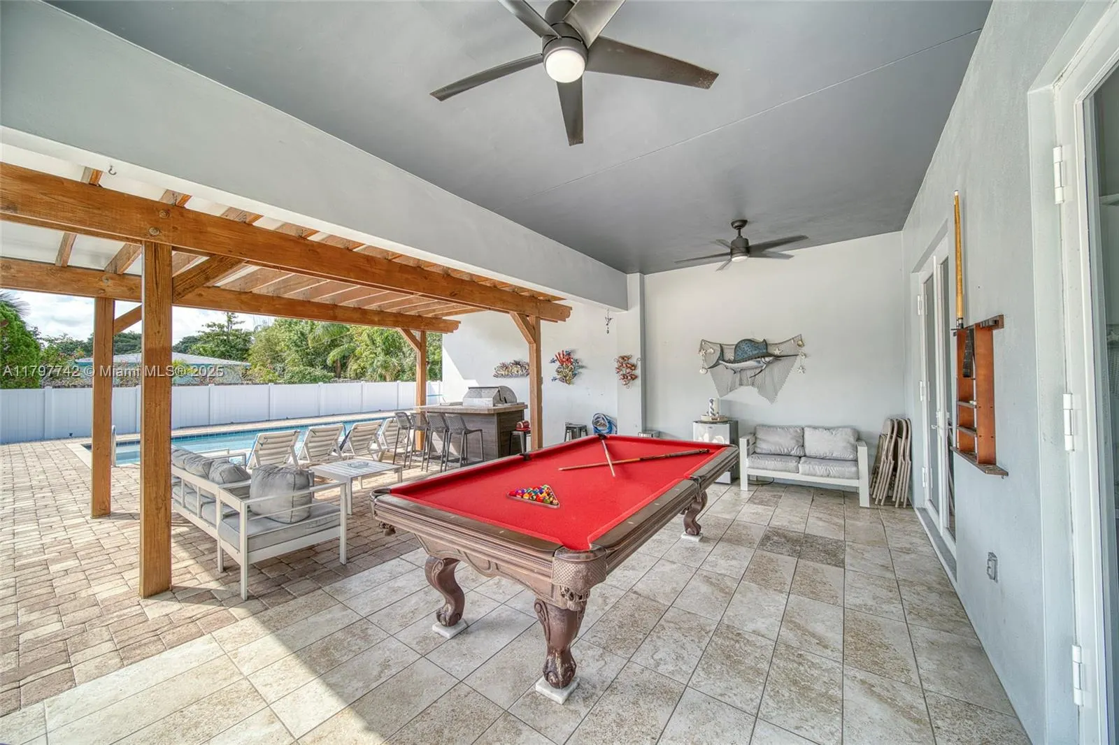 207 SW 11th St