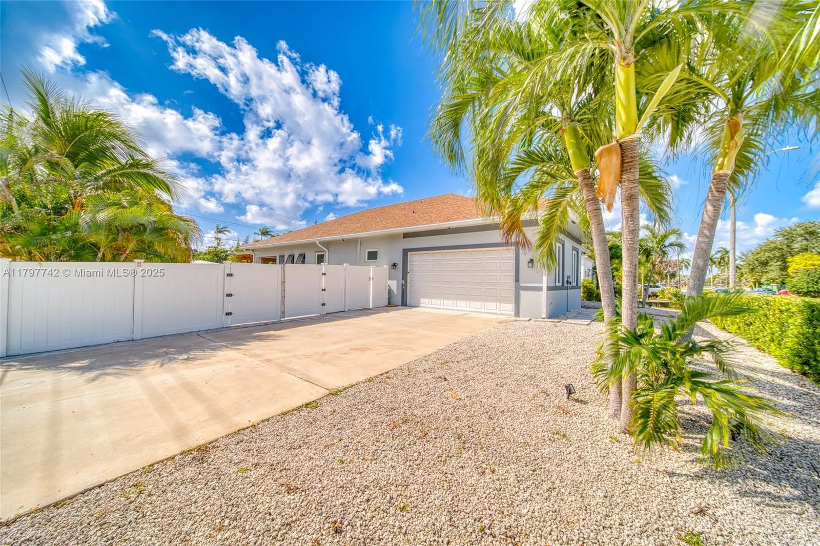 207 SW 11th St