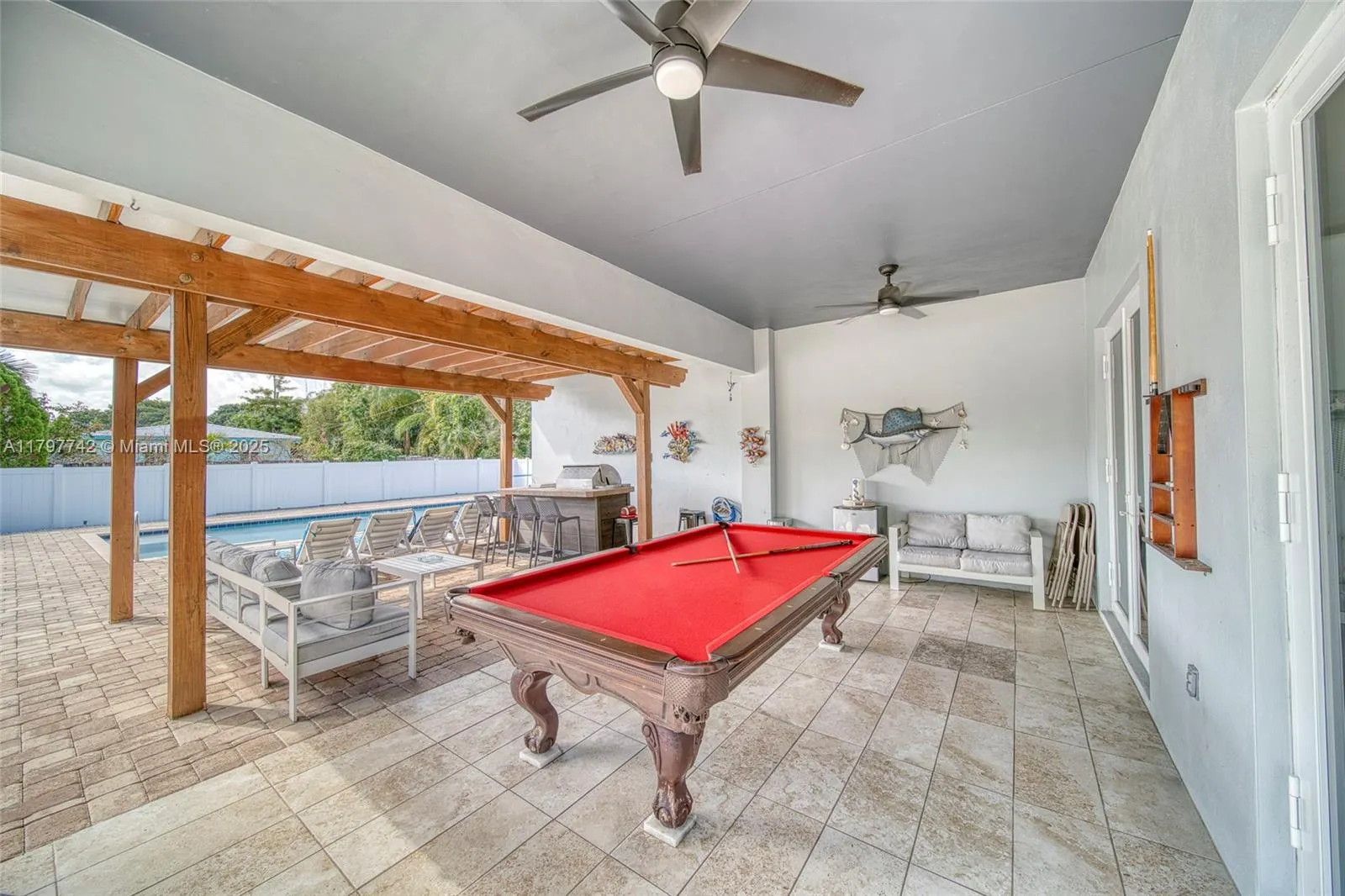 207 SW 11th St