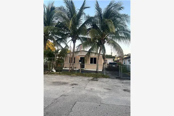 717 NW 1st St
