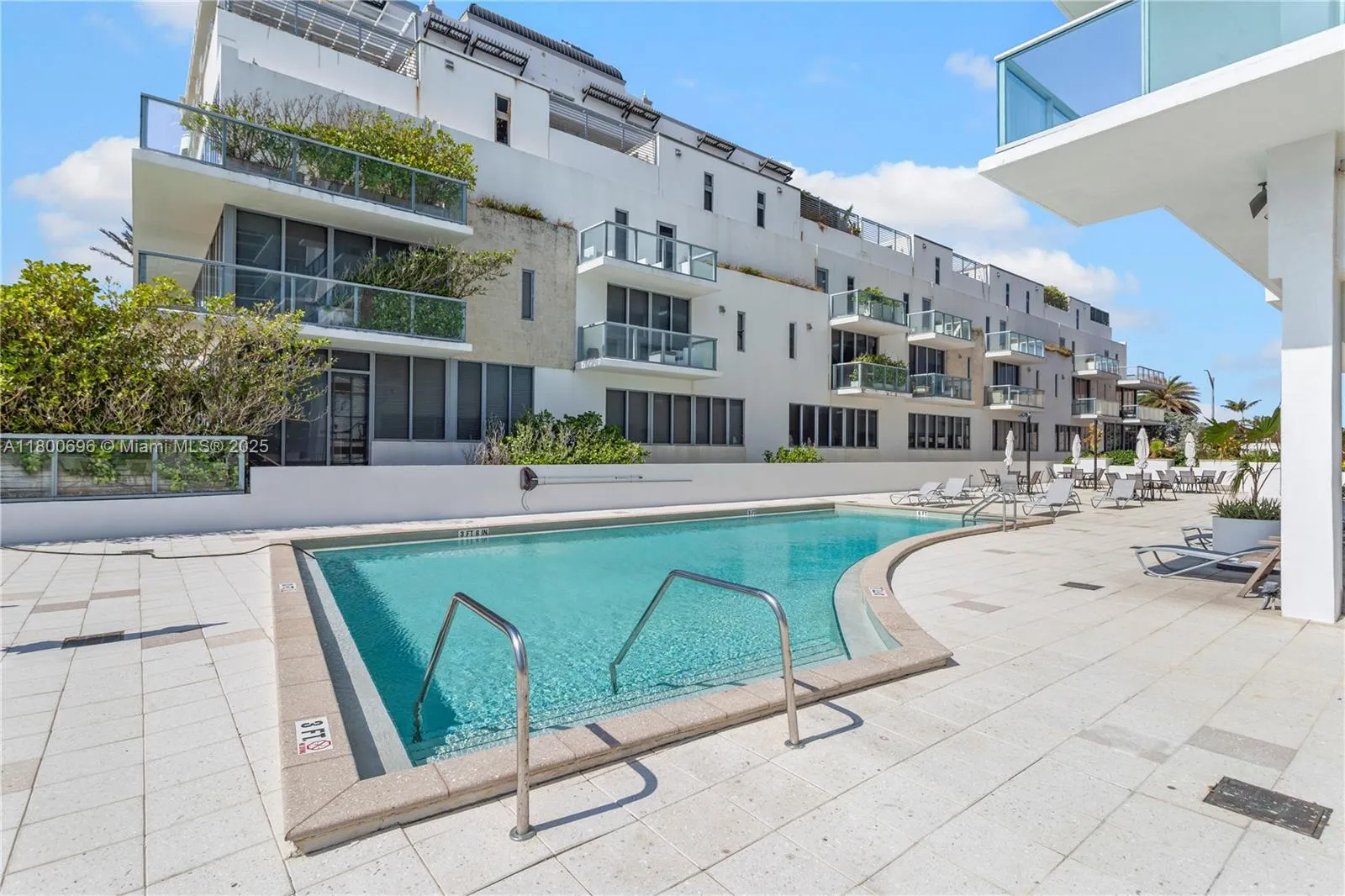 9511 Collins Ave, #806
