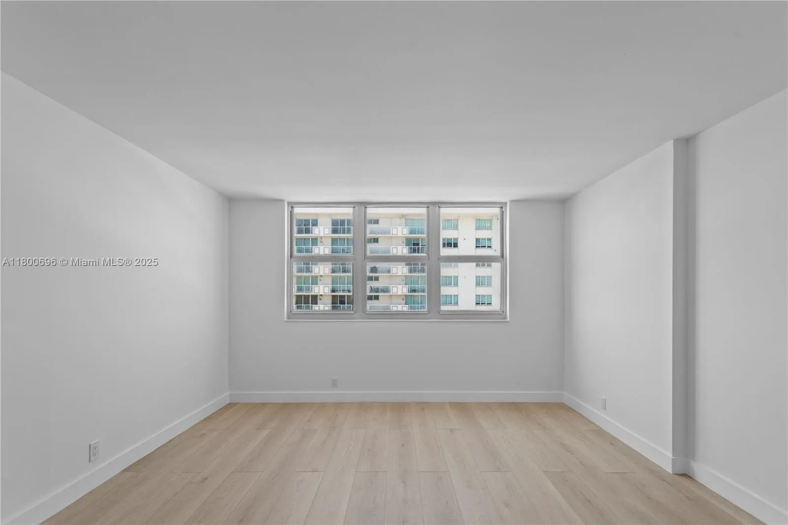 9511 Collins Ave, #806