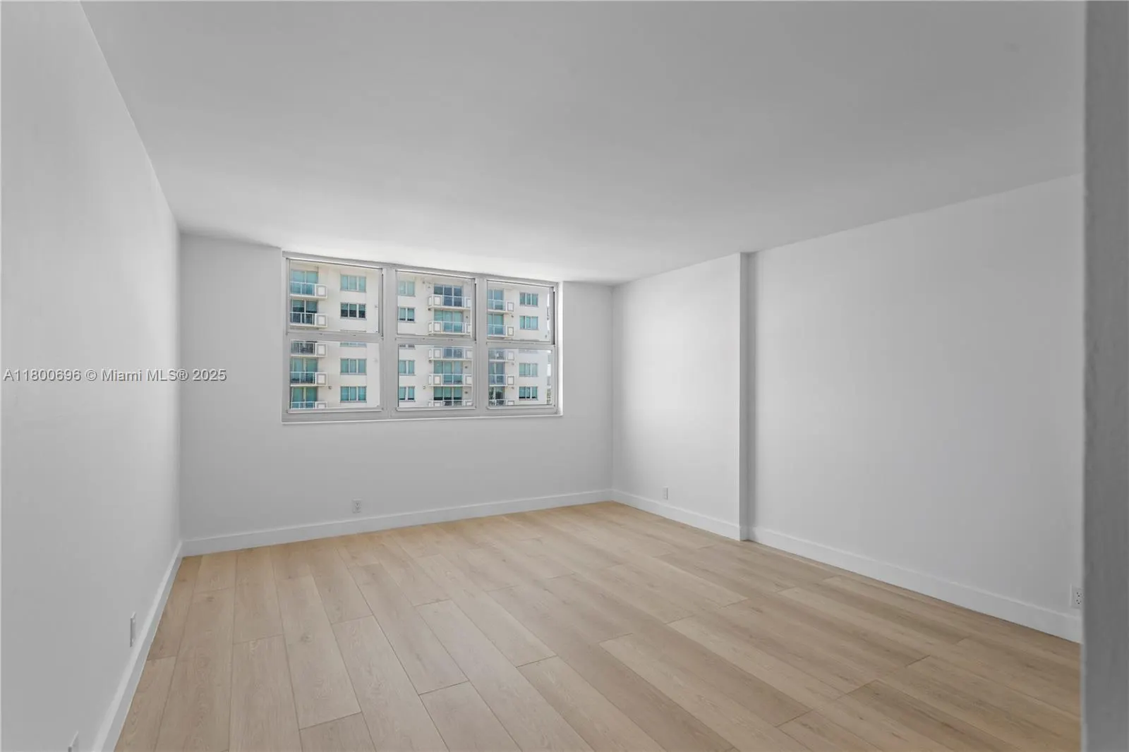 9511 Collins Ave, #806
