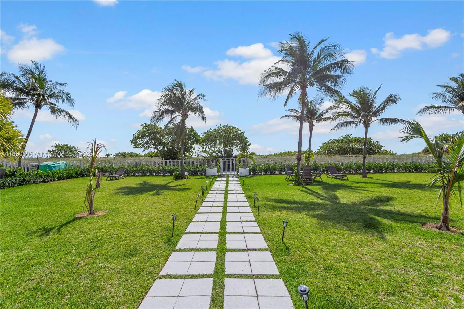 9511 Collins Ave, #806