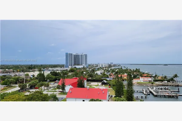 3040 Lake Shore Dr