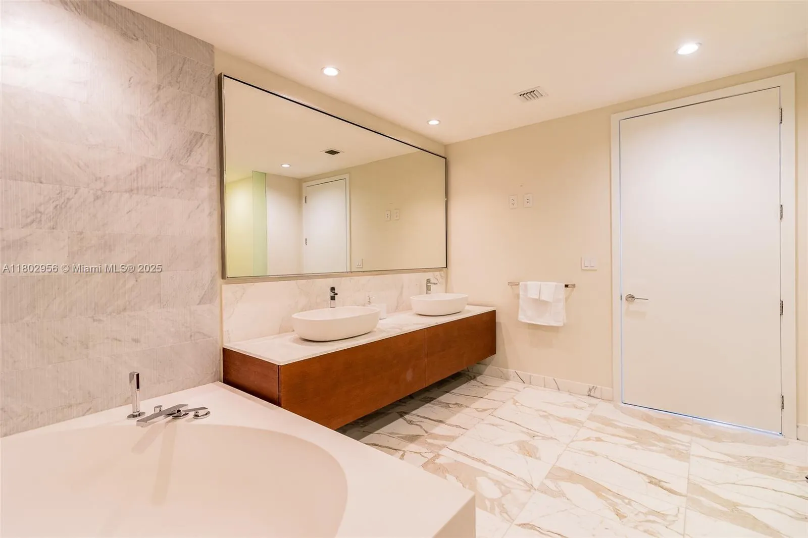 10203 Collins Ave, #302