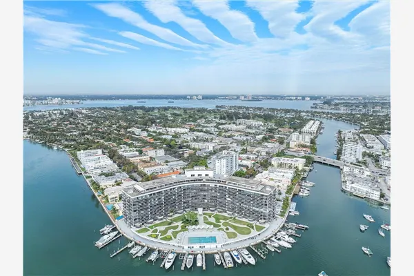 900 Bay Dr