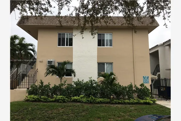 960 Biarritz Dr