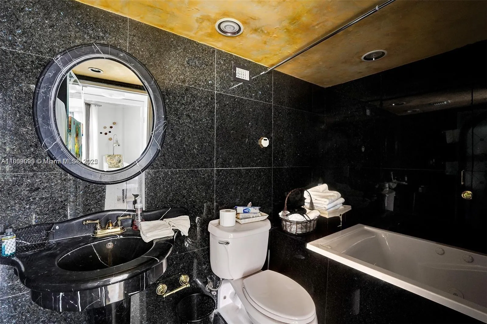 9195 Collins Ave, #304